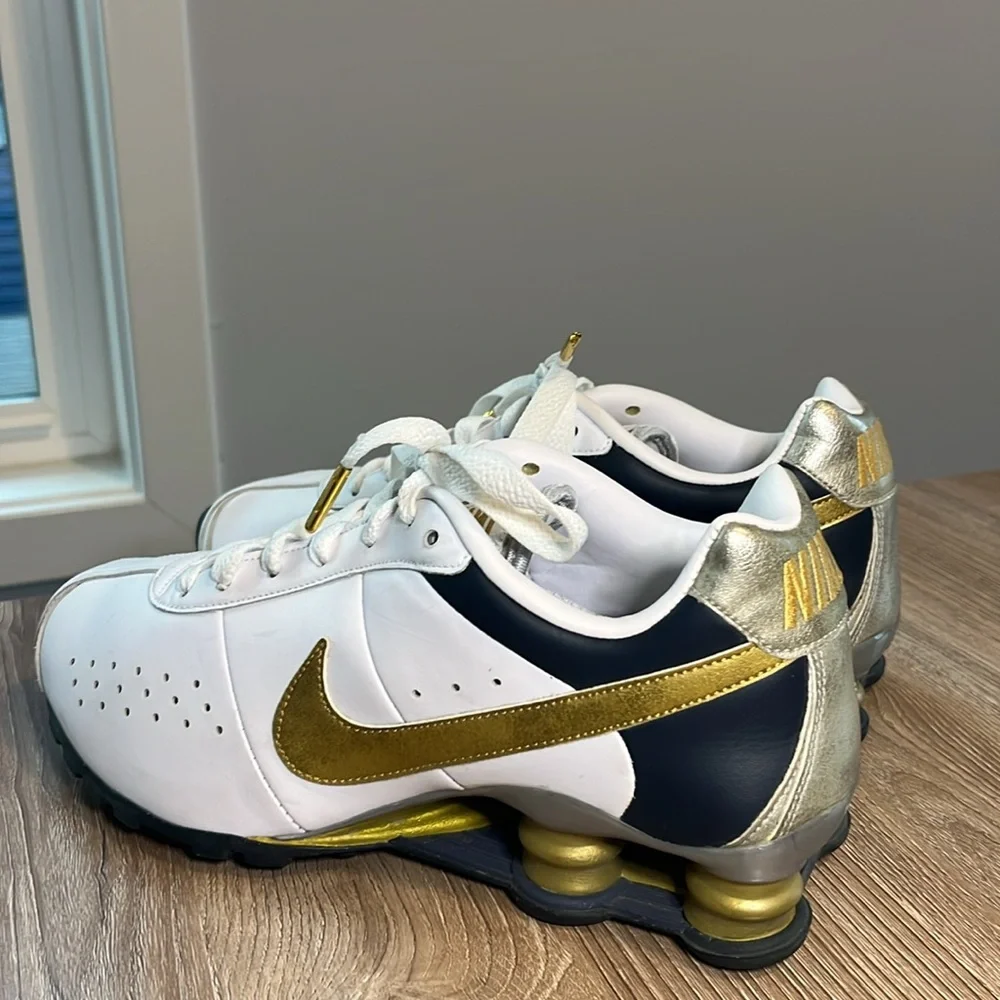 Nike Women’s Collectors Edition Gold Shox - Picture 2 of 10